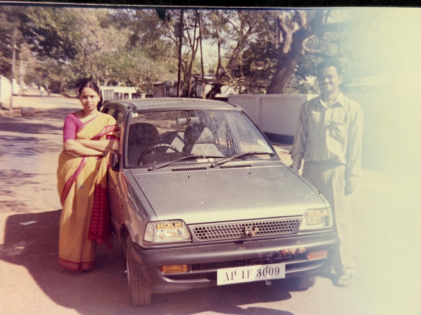 Ganji Krishna Murthy and Maha Lakshmi with their first car, a Maruti 800
